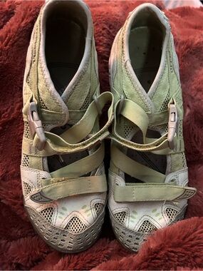 Merrell Women's Light Green and White Athletic Sandals